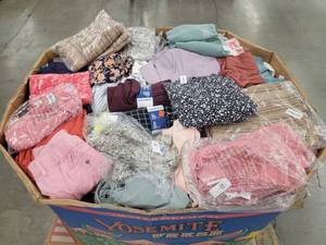 lot 56890 image: Womens Summer Clothing Old Navy - Several Hundred Plus Sizes (X-4X) w tags