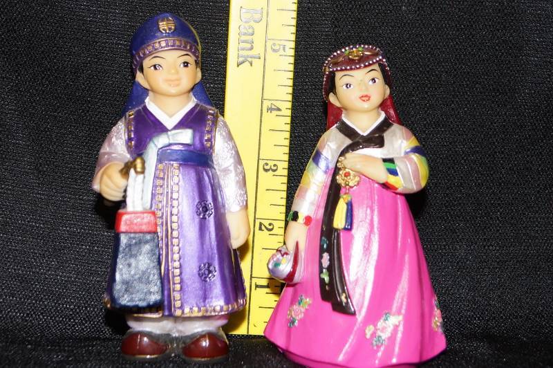 lot 213 image: Cute Figurine Set of 2