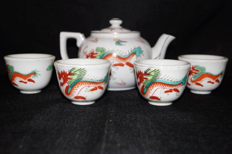lot 268 image: Oriental Themed Tea Set-  Dragons- NEAT