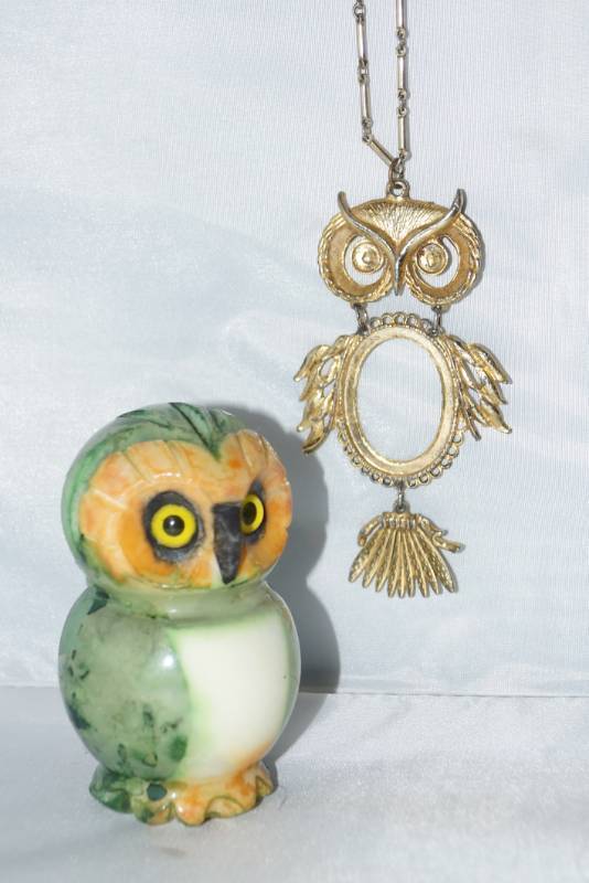 lot 275 image: Owl Lot- Necklace and Statue
