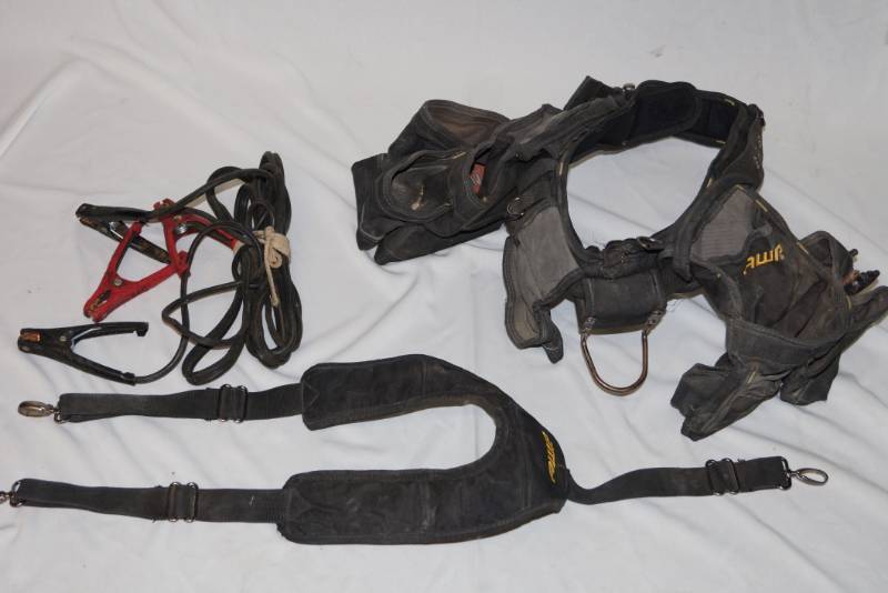 lot 284 image: Contractors Tool Belt and Jumper Cables