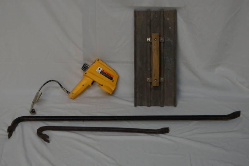lot 289 image: Crowbars- Paint Gun- Bonus Tool