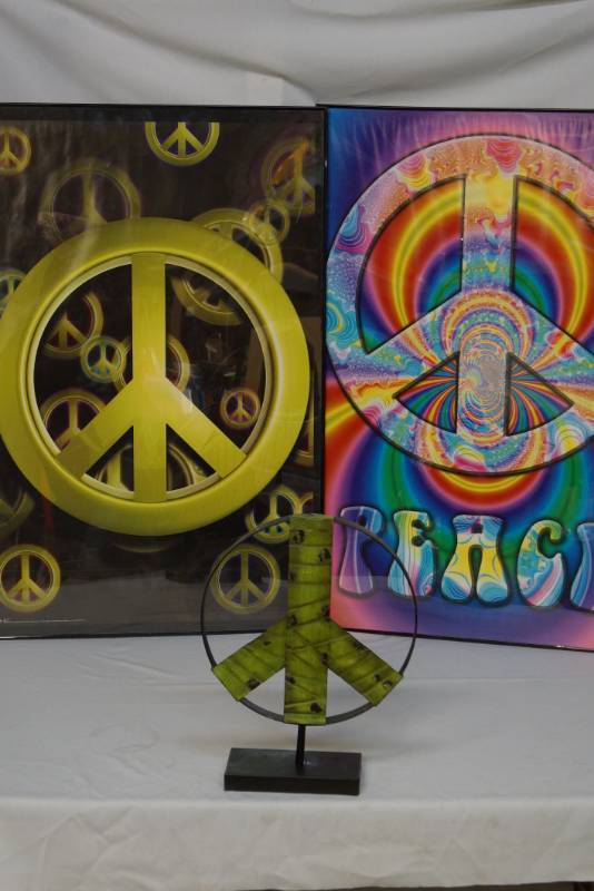 lot 302 image: Groovy Peace Sign Decor