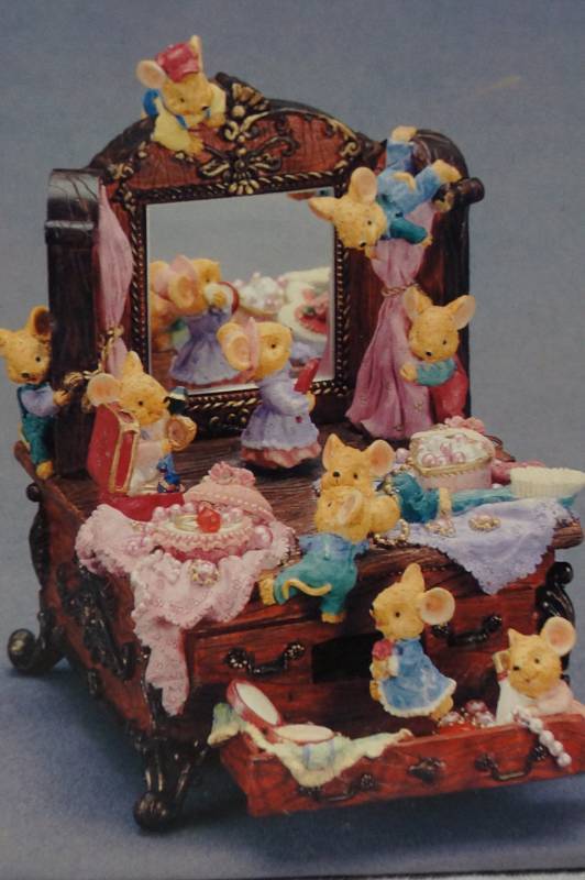 lot 375 image: Musical Figurine- Table Decoration