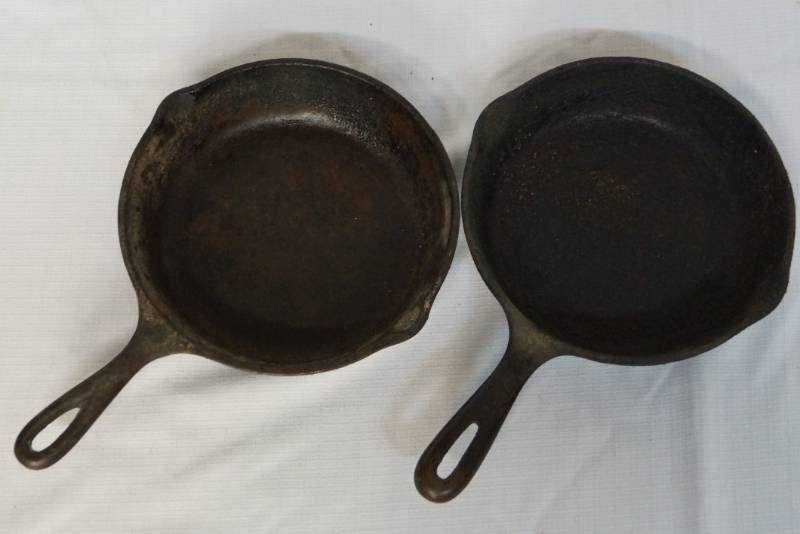 lot 381 image: Lot- 2 Cast Iron Skillets   Frying Pans