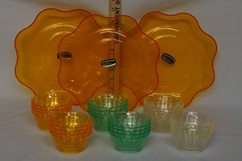 lot 384 image: Vintage Colored Platters and Dishes