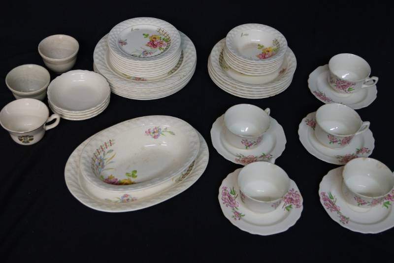 lot 390 image: Taylor Smith China  Large Lot
