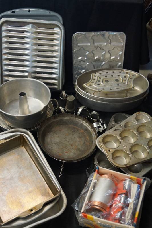 lot 392 image: Huge Lot- Baking   Kitchenware