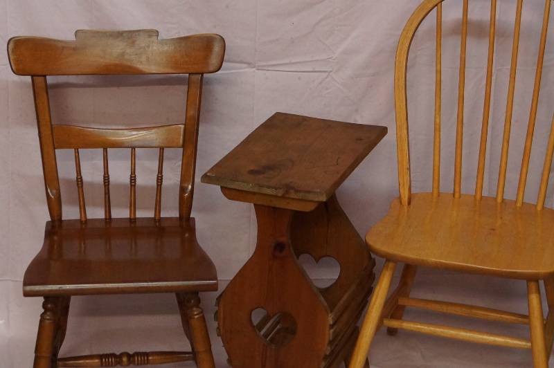 lot 403 image: 2 Chairs and End TableMagazine Holder    Wood