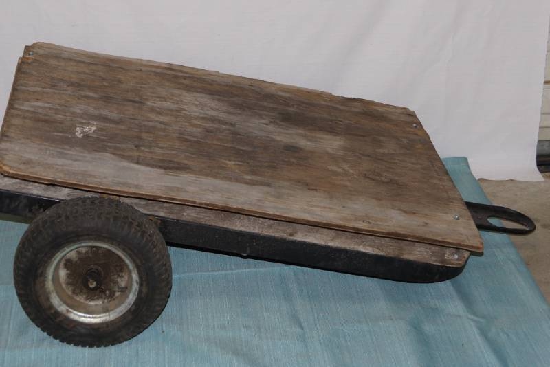 lot 413 image: Lawn Tractor Trailer