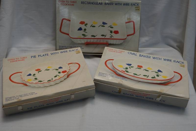 lot 425 image: Microwave Safe- Lot of Cooking DishesPlatters   Appear Unused