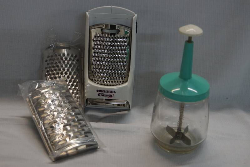 lot 438 image: Black & Decker Gizmo Grater and Food Chopper