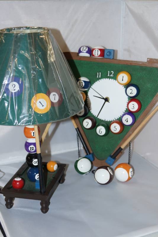 lot 463 image: NEW Billiard Themed Clock & Lamp