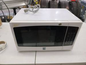 lot 20740 image: Kenmore countertop microwave oven