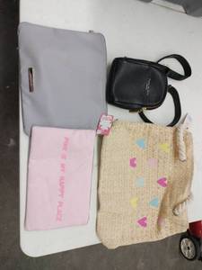 lot 20758 image: Lot of Miscellaneous Bags
