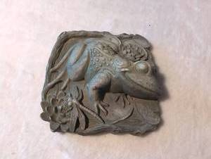 lot 2408 image: Frog Garden Wall Plaque - 5 in