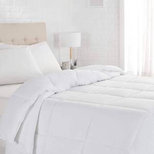 lot 22050 image: Amazon Basics White Down Alternative Comforter and Duvet Insert with Corner Tabs, Machine Washable, King, Light White
