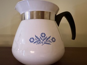 lot 12 image: Vintage Corning Ware Tea Pot, Very Nice Condition