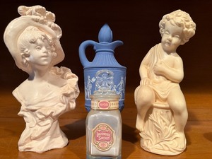 lot 19 image: Avon Decorative Pomanders and More