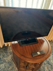 lot 43 image: LG 32 TV w Remote
