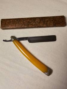 lot 146 image: Straight Razor w Box