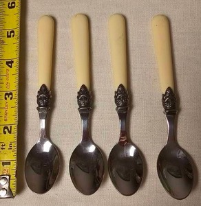 lot 155 image: Vintage Ivory-Colored Spoons, Italy