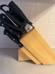 lot 28 image: Farberware Knife Set in Block (only 7 steak knives in set)