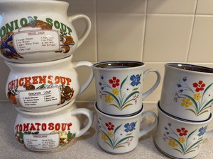lot 42 image: Soup Mugs and Vintage Salem Stoneware Coffee Cups (4)