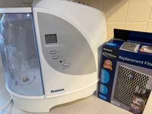 lot 80 image: Holmes Humidifier w New Filters and a BONUS Box of New Filters