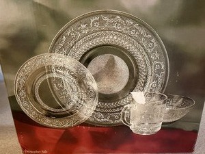 lot 85 image: Clear Glass Dinnerware Set, 16 Pcs, New in Box