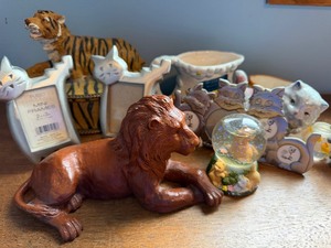 lot 114 image: Cat Decor, Tiger Trinket Box, Lion Figurine and MORE