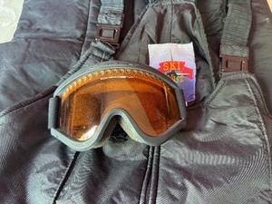 lot 150 image: Mens (L) Ski Pants and Oakley Goggles