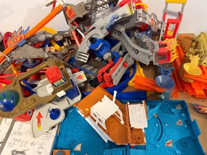 lot 179 image: HotWheels Stunt Track w Bonus Matchbox Shark Attack Pop-Up Folding Travel Set