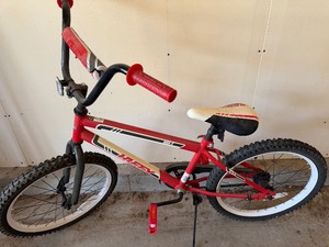 lot 410 image: Huffy Bike