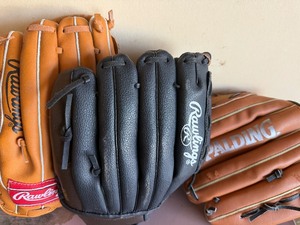 lot 423 image: Baseball Gloves