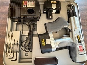 lot 432 image: Senco DuraSpin Screw Fastening System in Case and Some Screws