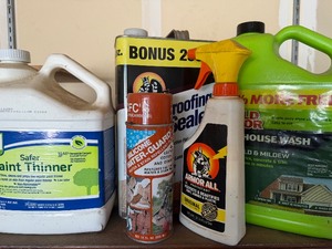 lot 445 image: Contents of Garage Shelf