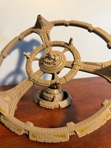 lot 135 image: Star Trek Deep Space Nine Space Station w Box