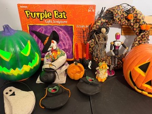 lot 370 image: Halloween Decor