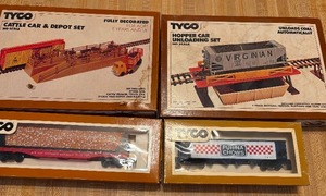 lot 324 image: Vintage TYCO Train Pieces w Boxes