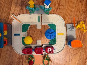 lot 338 image: Fisher Price Little People Train Set