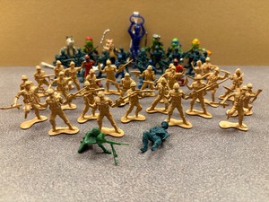 lot 351 image: Toy Soldiers and Some Teenage Mutant Ninja Turtles Figurines