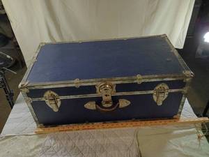 lot 10 image: Large Blue Military Style Storage Trunk