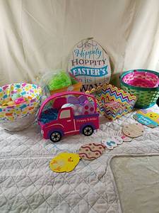 lot 17 image: Easter Decorative Set with Baskets and Eggs