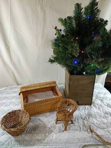 lot 19 image: Woven Rattan Storage Box with Lid