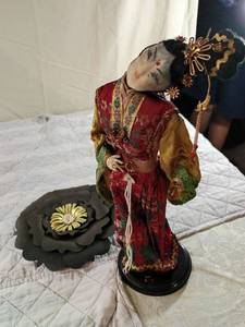 lot 30 image: Traditional Japanese Geisha Doll with Paper Flower