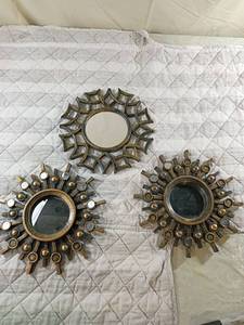 lot 32 image: Decorative Sunburst Wall Mirrors Set