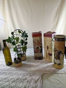 lot 35 image: Wine bottle gift box and decoration set