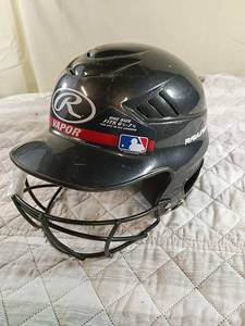 lot 60 image: Rawlings Vapor MLB Baseball Batting Helmet