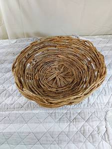 lot 64 image: Natural Woven Willow Basket Plates
